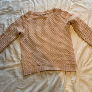 Tröja från veromoda  - Ljusrosa tröja från veromoda o fint skick! Den är för liten så det är därför jag säljer den! Frakten betalas själv av köparen!💕