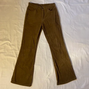 Bruna Manchesterbyxor  - Supersnygga bruna bootcut manshesterbyxor köpta på sellpy som tyvärr inte satt som jag önskade. Midjemåttet tvärsöver är 37 cm och innerbensmåttet är 76 cm🤎