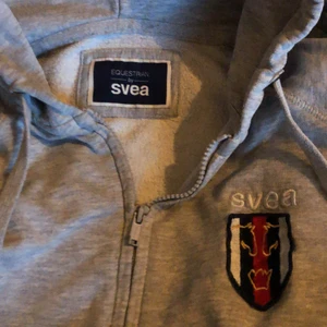 EQUESTRIAN by SVEA - En rid tröja från Svea. Runt ett år gammal skulle säga att den passar en som har runt xss/xs! Har ett pyttelitet hål längst ner på ärm kanten.