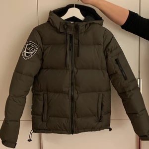 Jacka - Säljer min mörkgröna D.Brand jacka! Har innerfickor och fack.  I fint skick! Köpt för 2000kr. Storlek XS men passar mig i S