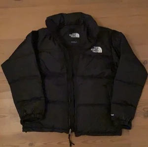 North face jacka  - Intressekoll på min north face jacka storlek S som nästan är helt ny bara andvänd få tal gånger, den har inga fläckar eller liknande! Storlek S i herr men skulle säga att den passar dam storlek från XS-M. Hör av er vid fler frågor🙂 skriv pris i kommentarerna:)