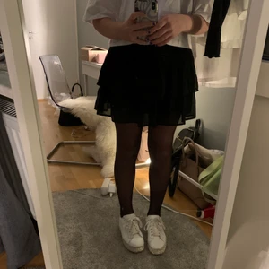 Skor!🤩 - Ett par skor som inte används längre!💗Ganska bra skick bara lite knas vid vissa diamanter🤍Sorlek 36 men funkar kanske till 38💘Pris kan diskuteras