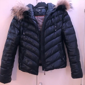 Hollister pälsjacka  - En jätte fin hollister vinter jacka med äkta päls i stolek M men passar även S, säljs då den är lite liten på mig men annars jätte jätte fin och i nyskick 💕