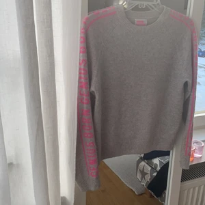 From Future tröja - Säljer min fina From Future tröja i storlek S. Köpt för ca 2 år sedan men fortfarande i väldigt bra skick. Säljer för 600kr 💕 skriv privat för fler frågor 