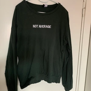 College tröja - Säljer denna jättefina mörkgröna tröjan som jag köpt på H&M för några år sedan, använder den aldrig då det inte är min stil längre. Nästan helt oanvänd och i jättefint skick. Köpte den för ungefär 99kr😇