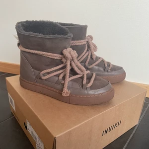 Inuikii  - Jättefina inuikii skor. Köpta förra året på NK, kvitto finns. Sparsamt använda 