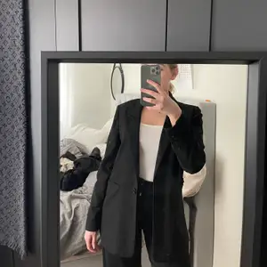 Väldigt fin oversized blazer. Snygg till allt.