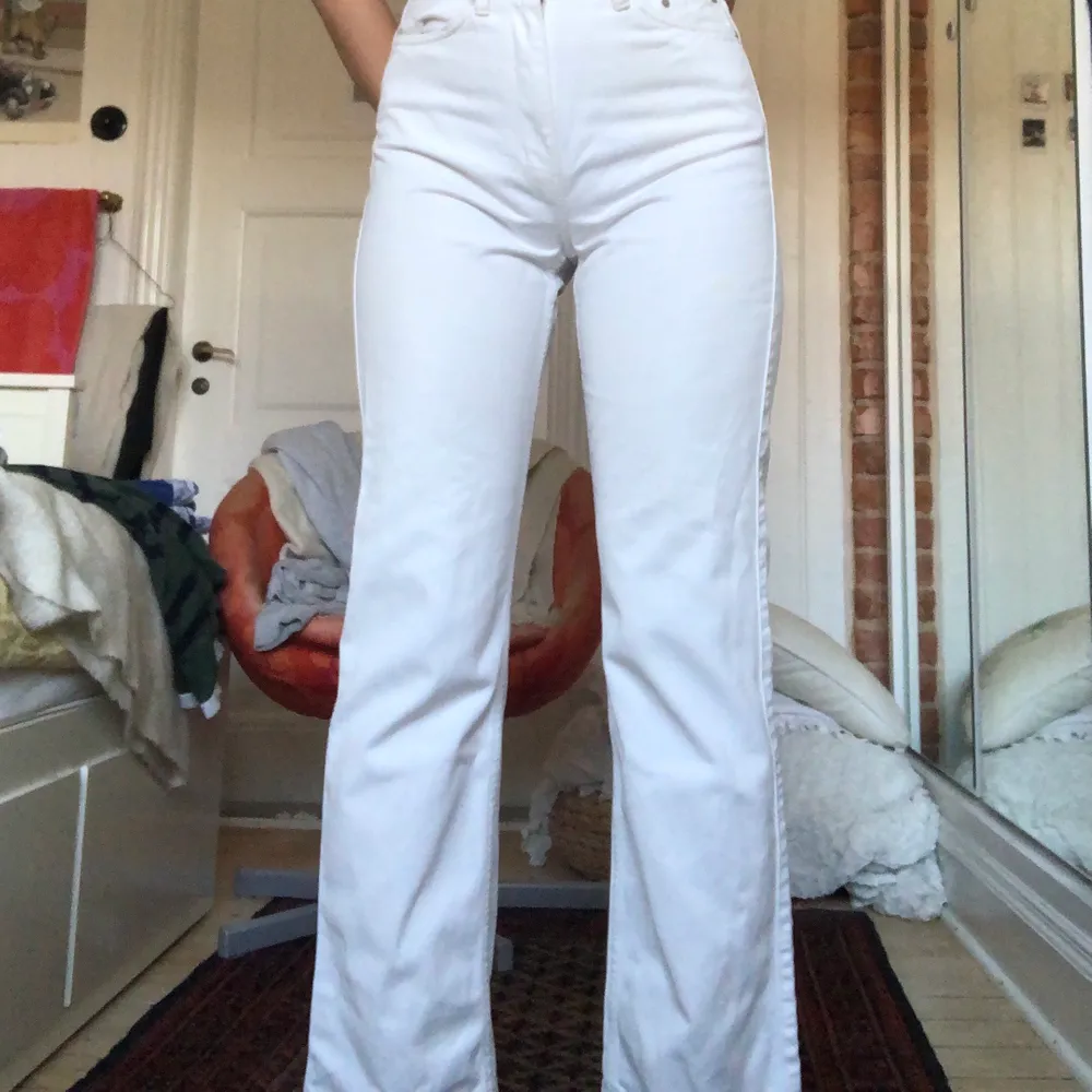 Jättesnygga vita raka jeans från weekday i modellen row🥰 strl 27/32. Säljer då de är lite för korta för mig som är 174 cm. Jeans & Byxor.