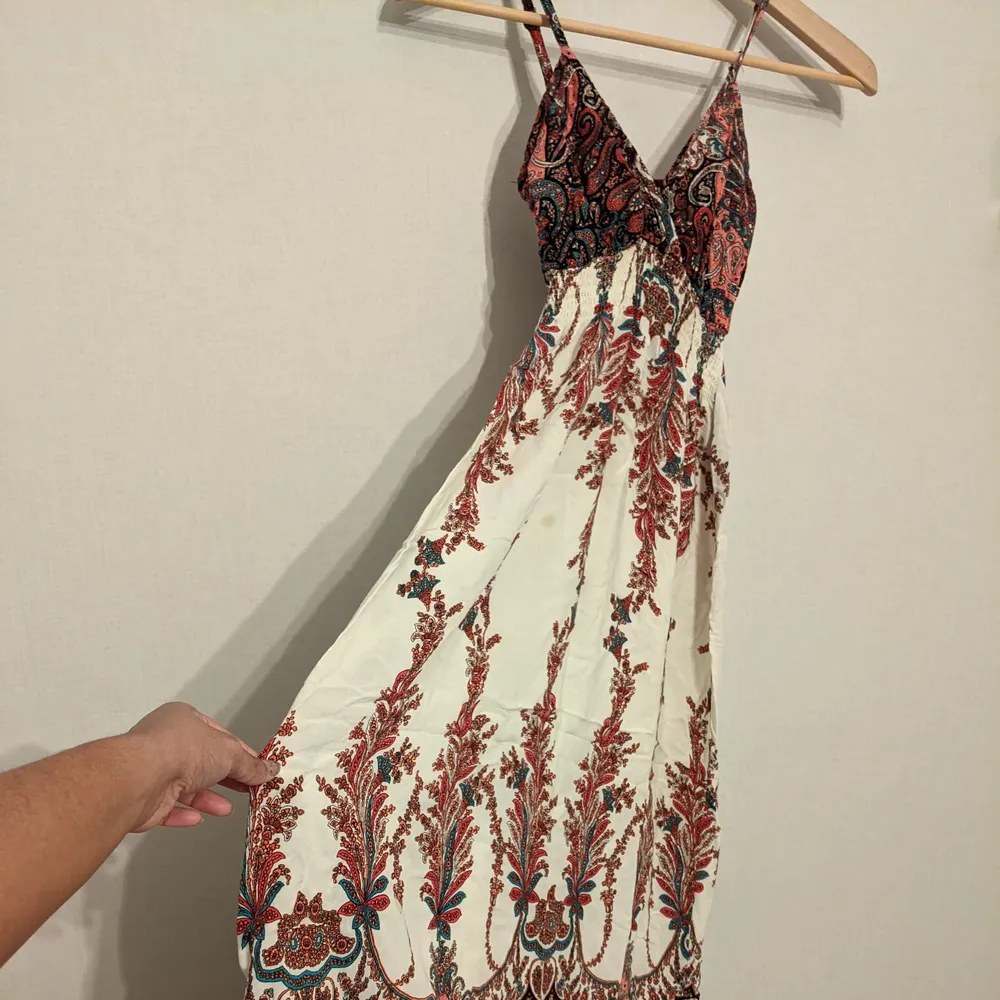 Långklänning från Thailand. En liten fläck på klänningen. Kan skicka närmare bild!. Klänningar.