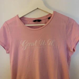 Gant tröja  - Ljusrosa t-shirt ifrån gant