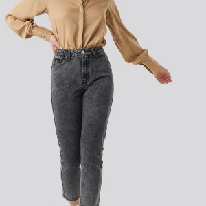 grå jeans  - Grå momjeans från nakd! Bra skick förutom att den defekt som syns på bild 2. Säljes pga för små för mig🤍 köparen står för frakten.