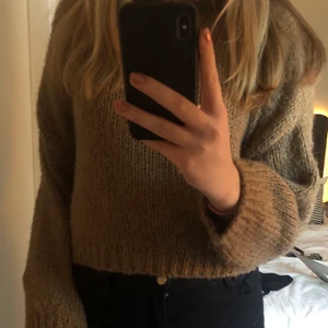 Croppad tjocktröja med krage - Croppad tjocktröja med krage från chiquelle, köpt för ett tag sen men varit i bak av min garderob och är knappt använd. Beige/brunfärg. Jätte skönt material och sticks inte. ❤️