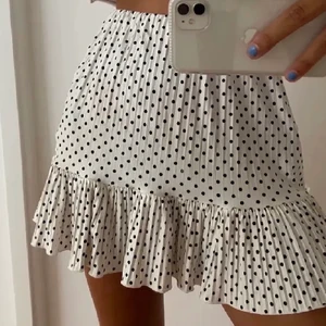 Kjol från Zara!  - Kjol från Zara, använd ett fåtal gånger. Första bilden är lånad och den andra är min bild.