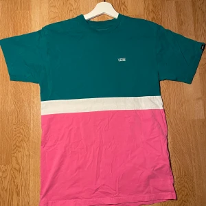 VANS - t-shirt - T-shirt från Vans i fint skick, NYPRIS:350kr                               Går inte längre att köpa
