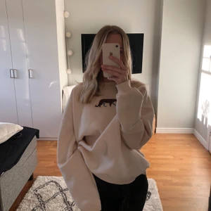 Ljusrosa overzized sweatshirt 💕 - Supersnygg overzised sweatshirt i storlek S från NA-KD. Tröjan är använd några gånger. Säljer pågrund av att den inte kommer till användning. Köparen står för frakten