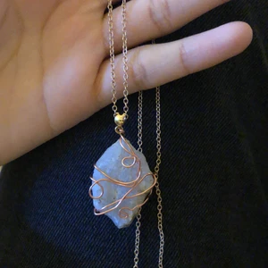 Sten halsband  - Hemmagjord halsband, säljer den för 45kr. Kan mötas upp i Farsta eller i Liljeholmen 