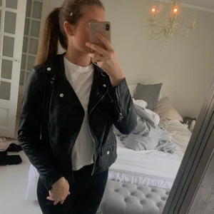 Skinnjacka - Säljer denna skitsnygga skinnjacka från ROCKANDBLUE i storlek 36💕Använd få gånger och i utmärkt skick🥰