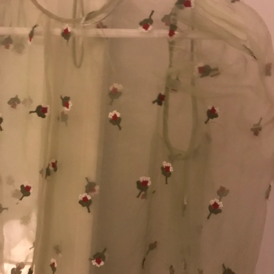 Genomskinlig grön blus - 91