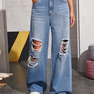 Jeans med hål - Köpte dessa byxor från shein men de passade inte mig, kostar 239kr på shein men jag säljer mina för 120kr. Vill få dom sålda snabbt för jag behöver mer plats i garderoben. Priset går diskutera, och de är aldrig använda. 😊✨🍓