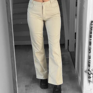 Byxor - Beiga byxor med silvriga detaljer. Fläckfria. Raka i modellen strl 38. Är 163 cm