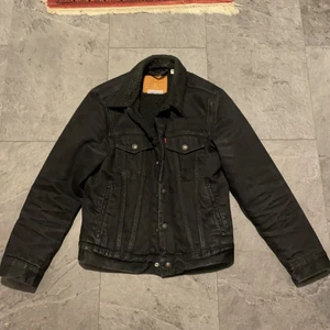 Fodrad levis jeans jacka - Jackan är i storlek xs men sitter som s Den är i vintage condition men inga flaws. Funkar perfekt för höst och vår väder. 