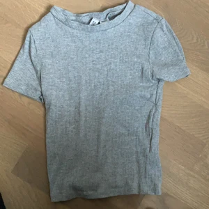 Grå baby tee  - Jätte fin grå tröja som är i jätte bra skick. 
