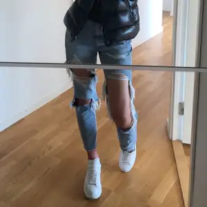 Säljer dessa jeans från american eagle som jag köpte på zalando för de inte kommer till användning ❣️ ser ut som nya och är köpta för 700kr ✨ står att det är storlek EU 4 regular och skulle säga att det passar nån som är 34/36☺️ köp direkt för 450kr + frakt