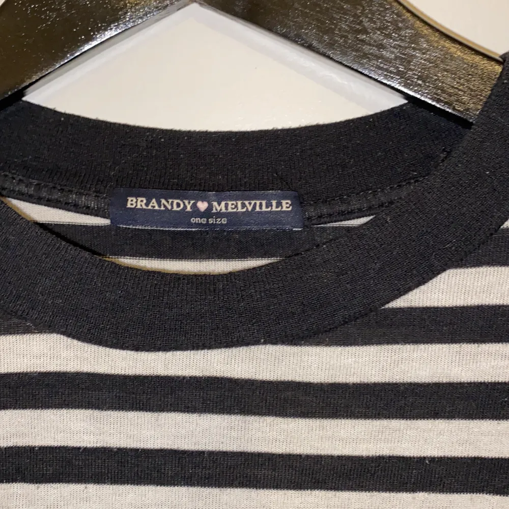 Randig tröja från Brandy Melville. One size men skulle säga att det är xs-s. Bud från 100kr. Köparen står för frakten! 💙. T-shirts.