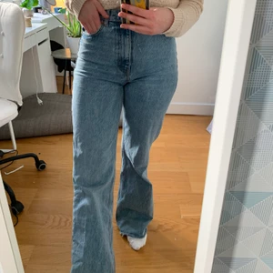 ZARA Jeans - Säljer dessa super snygga jeans då de tyvärr inte passar mig. Jag köpte de här på plick och har själv bara provat de, tjejen jag köpte de av skrev att de var nästintill oanvända. De går ner till golvet för mig och satt tajt i midjan. Jag är 170 och bär mestadels 38 i byxor som referens. Köparen står för frakten, kan skicka spårbart. Det är bara att skriva om du har någon fråga eller vill ha fler blider🤗