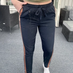 EDUCE - Kostymbyxor från fina märket EDUCE. Aldrig använt. Säljer för att dem är för små i passformen för mig, (jag är 170-172 ungefär) dem är i strl S, mer info/bilder vid intresse. Köparen står för frakt.