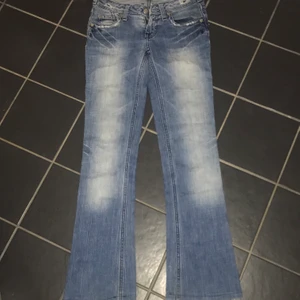 Jeans  - Var så taggad över dessa jeansen men dom var för små för mig så säljer vidare. Köpta för 500, aldrig använda.