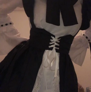 Maiddress - Aldrig använt tkr om den super mycket men den hänger bara i garderoben. Ska skick och kvalitet kmr med ett diadem 