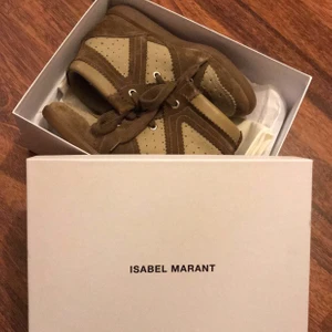 Isabel marant - Säljer mina isabel marant skor storlek 39. Köptes på nk, använda fåtal gånger så dem är i väldigt fint skick, kvitto och box finns. Kan mötas upp i Stockholm eller så skickas den i posten så får köparen stå för frakten!
