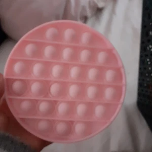 Rosa popit  - Säljer en rund rosa popit super bra och super mjuk🌸💕