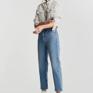 Ginatricot jeans - Säljer mina nya jeans som är använda 3 gånger säljer då dom inte satt så bra på mig, storlek 32 ny pris 559