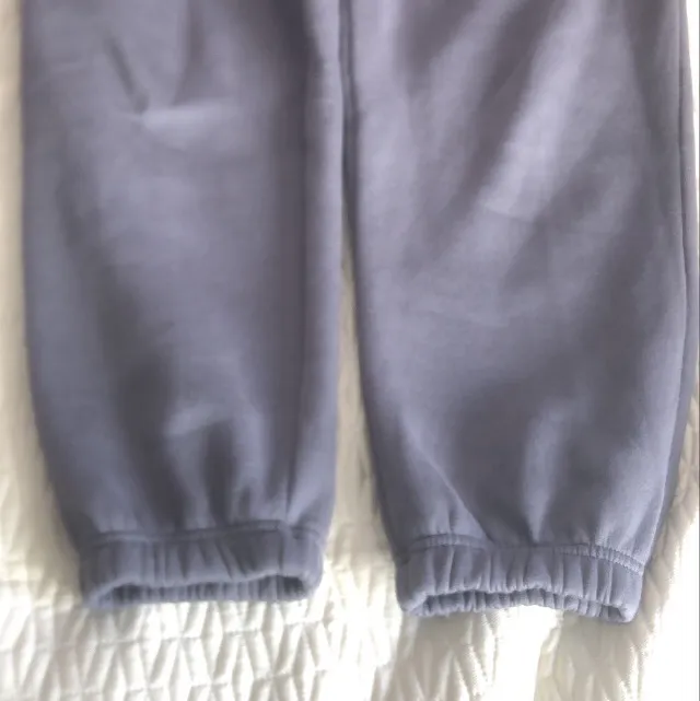 gråa mjukisbyxor från Ginatricot. oanvända. Jeans & Byxor.