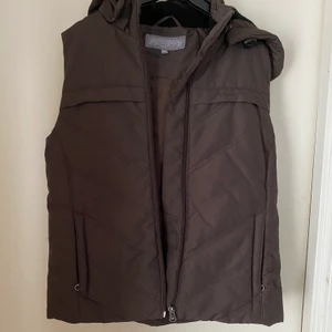 Tunn brun täckväst från märket northbrook sports - Fin tunnare täckväst perfekt till våren! ☀️  Avtagbar luva. Västen är i fint begagnat skick. Bud från 170 kr 🎈
