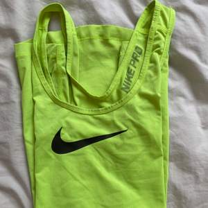 Fint träningslinne från Nike. Skönt och tunt material som sitter bra på. 
