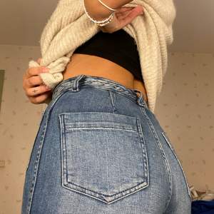 Mörkblåa, stretchiga raka jeans från H&M. Jag är 164 och de är lite korta. Ungefär W24 L30