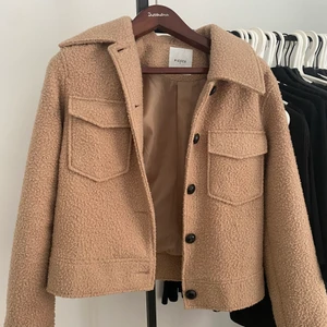 TEDDY JACKA - Säljer denna super snygga Teddy Jackan från Vero Moda. Använd ca 3-4 gånger🤍🤍