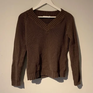 Brun tröja  - Brun stickad tröja. Strl:38/40 men skulle säga att den passar Xs/S!                                                         Fraktkostnaden står köparen för😊