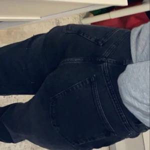 Min jeans från weekday strl W:24 L:30 - Använd 1 gång, är 1,66 och byxan kommer till fötterna. Kan mötas upp.