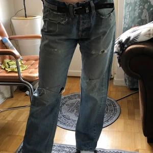 Lågmidjade jeans - Lågmidjade jeans med coola slitningar!😇