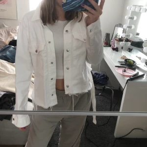 Zara jacka - Vit jeans jacka, fin vit (kritvit). Använd fåtal gånger, fina ”slitnignar” vid jackans slut, knytning som man kan ta bort! Skriv vid intresse 💞