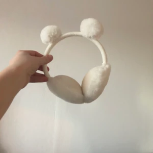 Vita öronmuffar  - Öronmuffar med öron på🥰🥰🥰24cm mellan kuddarna, mätt inifrån✨sitter så fint