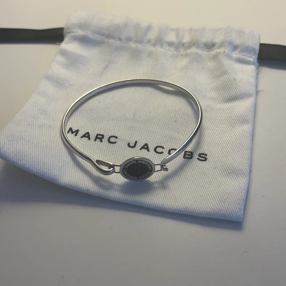 Oanvänt Marc Jacobs armband som legat i min smyckeskrin sedan jag fick de i present för något år sedan, givetvis äkta! Pris: 350kr plus frakt , nypris 999kr . Accessoarer.