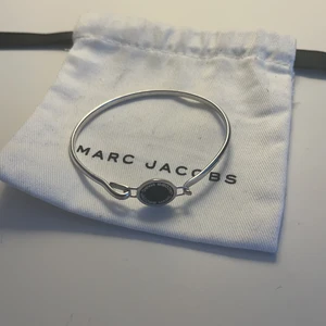 Marc Jacobs - Oanvänt Marc Jacobs armband som legat i min smyckeskrin sedan jag fick de i present för något år sedan, givetvis äkta! Pris: 350kr plus frakt , nypris 999kr 