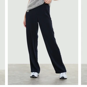 Bikbok kostymbyxor  - Kostymbyxor byxor från bikbok flitigt använda men i fint skick, jättesköna å bra längd