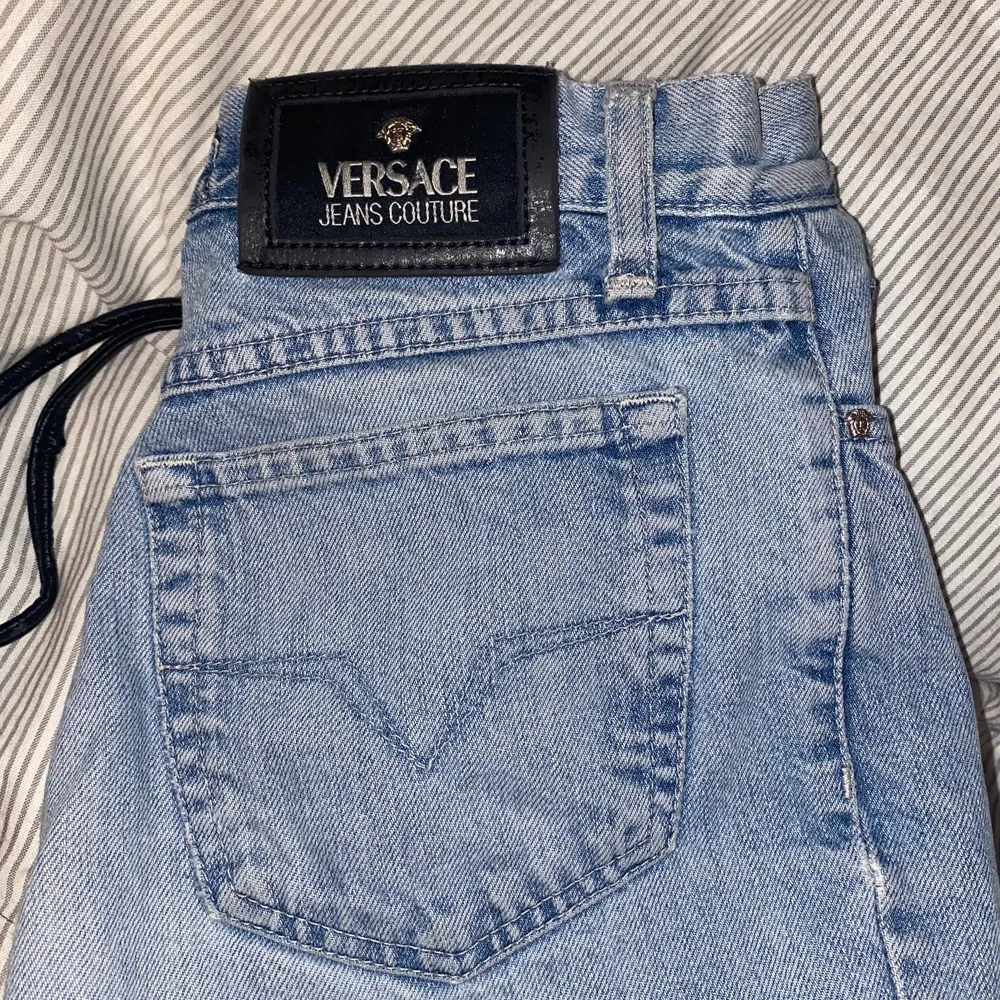 Super fina Versace jeans. På bilden ser de väldigt gråa ut men de är ljusblåa. Jeansen passar för någon som är runt 170. säljer eftersom dom tyvärr är lite för små för mig. Hör av dig om du vill ha fler bilder eller om du undrar något💕. Jeans & Byxor.