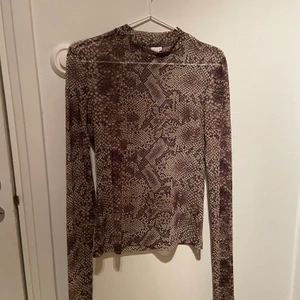 Meshtopp  - En orm mönstrad mesh topp från And Other Stories, storlek 36 men väldigt elastiskt material så skulle säga att den funkar upp till storlek 40. Använd ca 2 ggr. Köparen står för frakten.💘